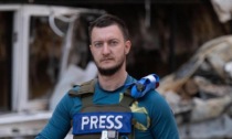 Il giornalista bergamasco Claudio Locatelli ferito in Ucraina: «Colpo diretto a noi»