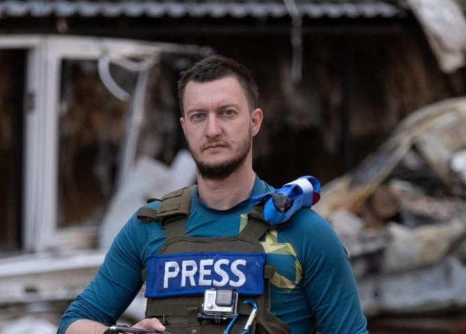 Il giornalista bergamasco Claudio Locatelli ferito in Ucraina: «Colpo diretto a noi»