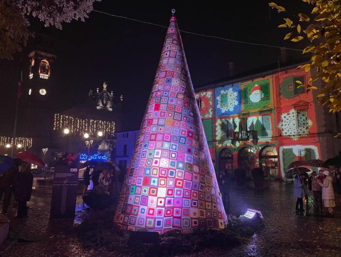 In 156 per realizzare il grande albero partecipato che spicca in piazza a Osio Sotto