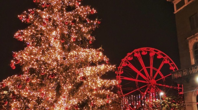 In centinaia per l’accensione dell’albero di Natale in piazza Vittorio Veneto