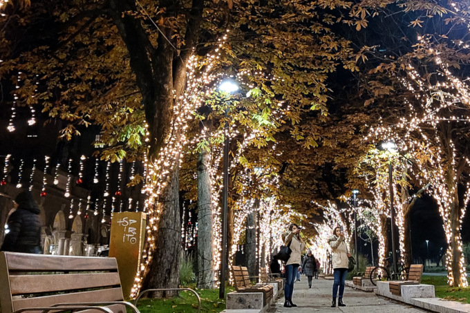 Le bellissime luminarie lungo il Sentierone resteranno per tutto l’anno