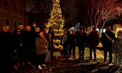 L'albero, le lucine e una targa: Silvia Ferrari è ancora lì a Comun Nuovo