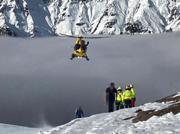 Uomo si sente male al rifugio Capanna 2000, le foto dell’intervento del Soccorso alpino
