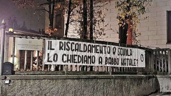 «Il riscaldamento a scuola lo chiediamo a Babbo Natale?», striscione di fronte alla Provincia