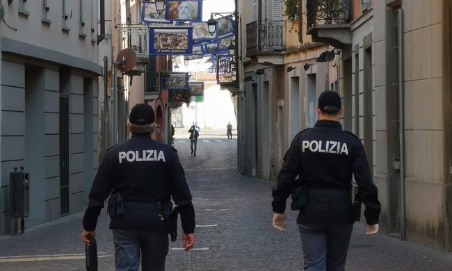 Scappa dai domiciliari e va alla messa di mezzanotte: arrestata, ma gli agenti le offrono il panettone