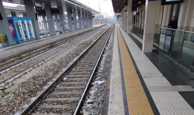 «Il binario 1 della stazione di Bergamo è un gabinetto a cielo aperto»