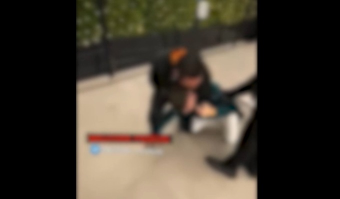 Il video del ragazzo fatto svenire dalla sicurezza fuori da una discoteca a Telgate