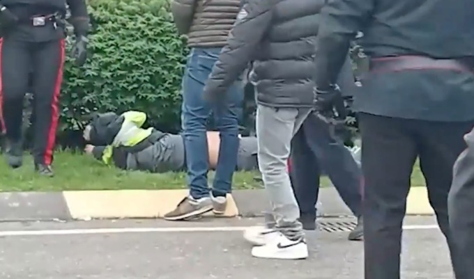 È sfociato in violenza il presidio dei lavoratori di una cooperativa all’Italtrans di Calcio