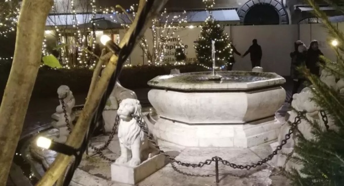 Vasche e zampe della sfinge annerite: ripulita la fontana del Contarini in Piazza Vecchia