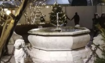 Vasche e zampe della sfinge annerite: ripulita la fontana del Contarini in Piazza Vecchia