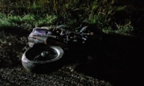 Un'auto travolge il suo scooter, 17enne muore a Caravaggio