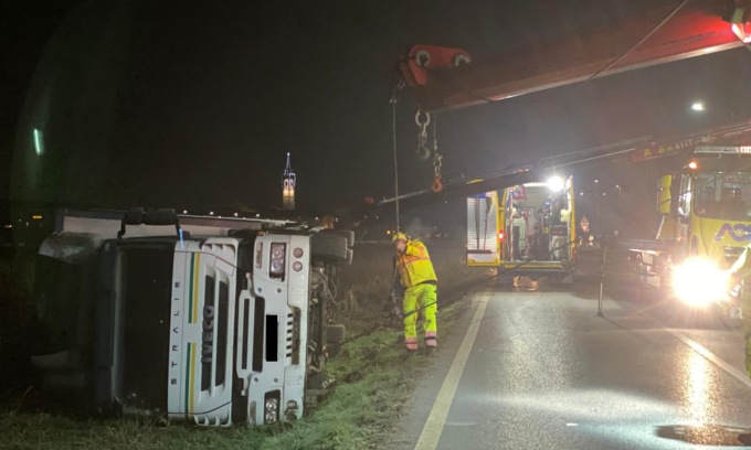 Altro camion ribaltato, questa volta a Pagazzano: illeso il conducente