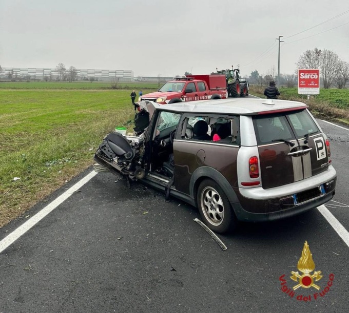 Scontro tra auto e mezzo agricolo ad Arzago, grave una 37enne