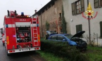 Auto piomba nel giardino di un’abitazione a Calcio, ferita 21enne