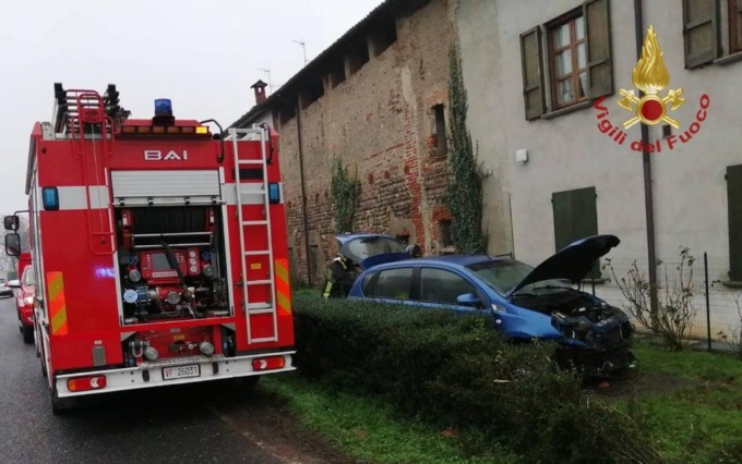 Auto piomba nel giardino di un’abitazione a Calcio, ferita 21enne