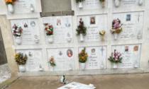 Vandalismo al cimitero di Arcene: lapidi divelte dalle tombe