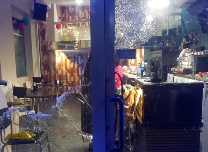 Fuori controllo in strada con un’asse di legno, poi aggredisce i clienti di un bar a Casazza