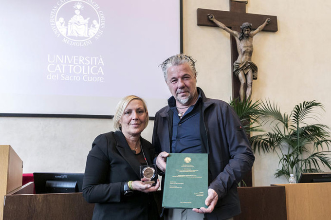 Morto a soli 25 anni con la tesi già pronta: la laurea consegnata ai genitori di Matteo Carminati