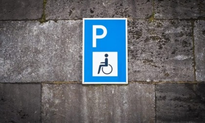 Posteggia la Bmw nel posto per disabili e va in sala scommesse: maxi multa e sequestro