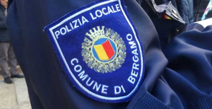 Bergamo, cade dalla bici da solo in via Tre Armi e si fracassa la faccia: i vigili lo multano