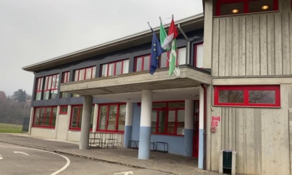 Raid dei vandali alla scuola di Petosino, il sindaco: «Troveremo i colpevoli»