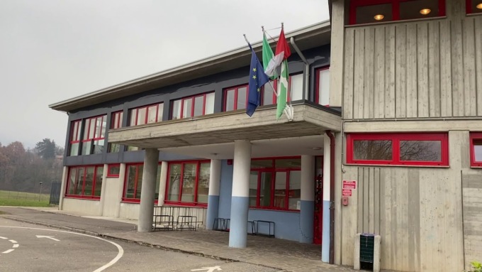 Raid dei vandali alla scuola di Petosino, il sindaco: «Troveremo i colpevoli»