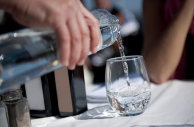 Acqua del rubinetto buona e senza sprechi anche per aziende e ristorazione