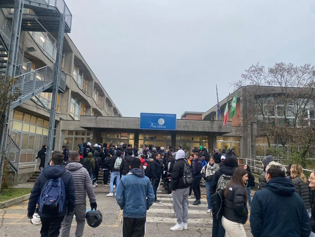 Aule a 15 gradi, scoppia la protesta degli studenti dell’Archimede di Treviglio