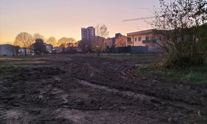 Il circo se ne va lasciando un prato devastato e le strade infangate