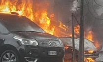 Auto in fiamme nel parcheggio pieno, danni anche alle altre vetture