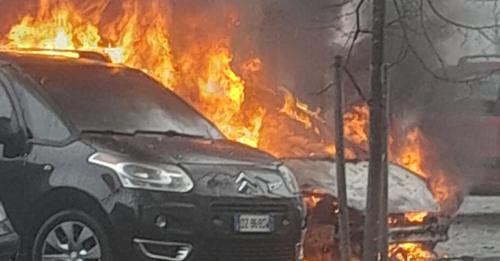 Auto in fiamme nel parcheggio pieno, danni anche alle altre vetture