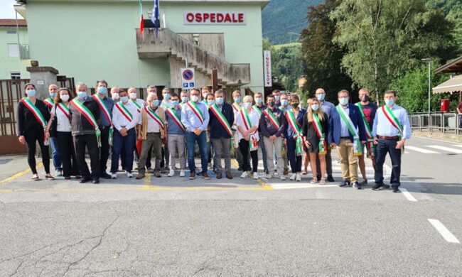 Archiviate le multe ai sindaci in corteo per l’ospedale di San Giovanni Bianco, amara vittoria