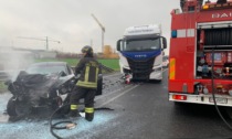 Scontro frontale a Romano, auto in fiamme: una 22enne finisce in ospedale