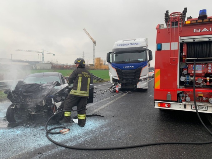 Scontro frontale a Romano, camionista salva 22enne dall’auto in fiamme