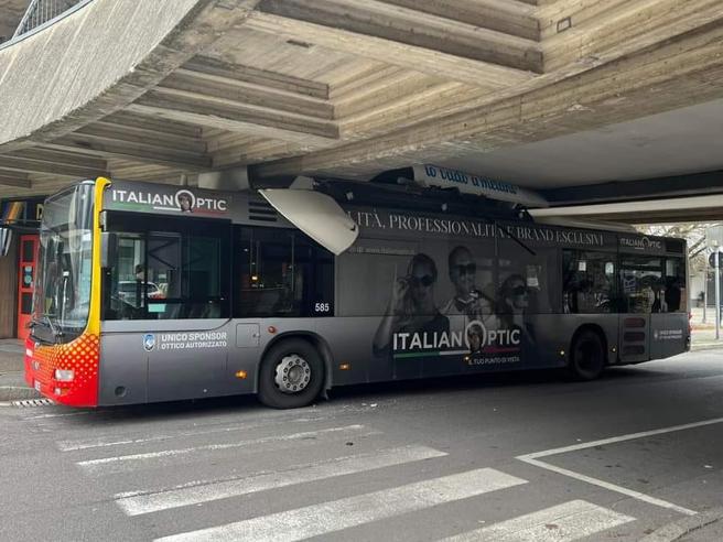 L’immagine del pullman Atb incastrato in un sottopasso a Dalmine è diventata virale