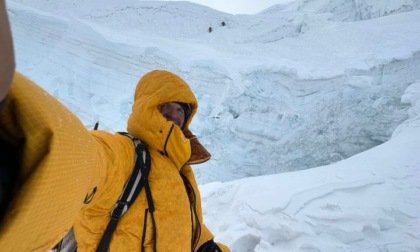 Simone Moro fallisce ancora la scalata invernale al Manaslu: bloccato dalla dissenteria