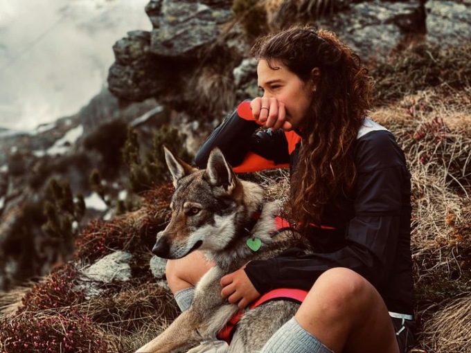 Sara e il suo cane Era sono state invitate da Valter, l’uomo che hanno salvato al Capanna 2000