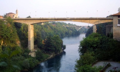 Voleva gettarsi dal ponte tra Capriate e Trezzo, 42enne salvato da due passanti