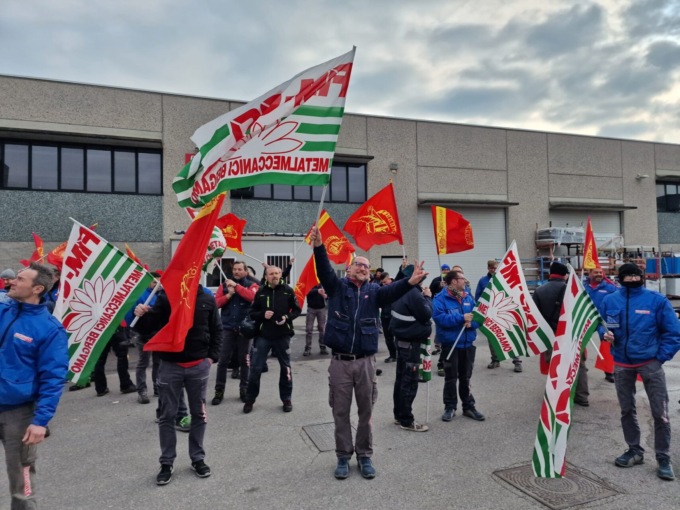 Terzo giorno di sciopero alla Oscartielle di Treviolo per il premio di redditività «inadeguato»