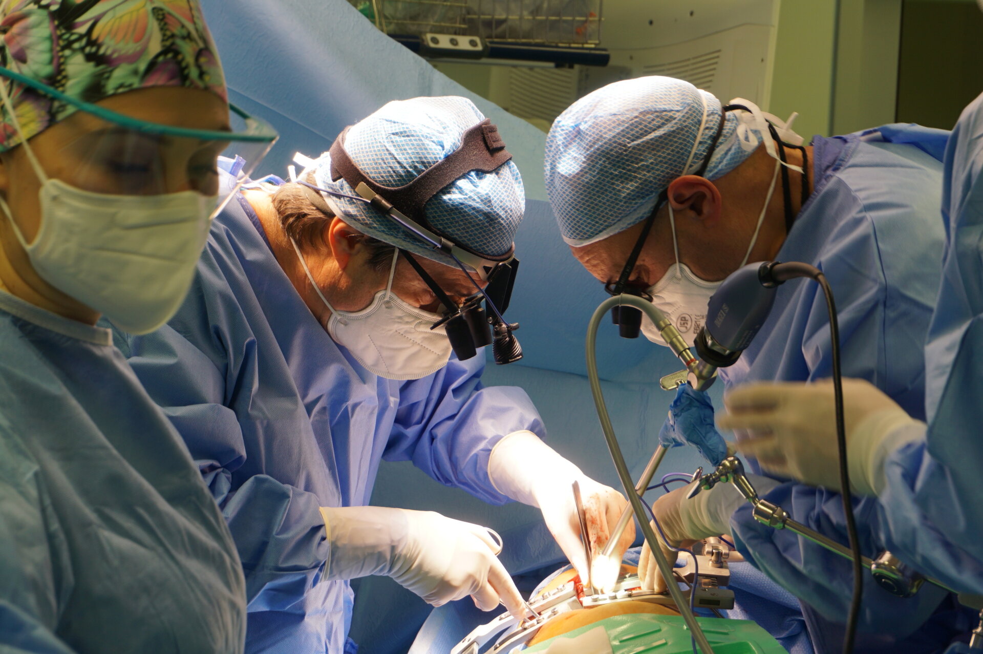 I chirurghi Alessandro Lucianetti e Domenico Pinelli al lavoro sul donatore