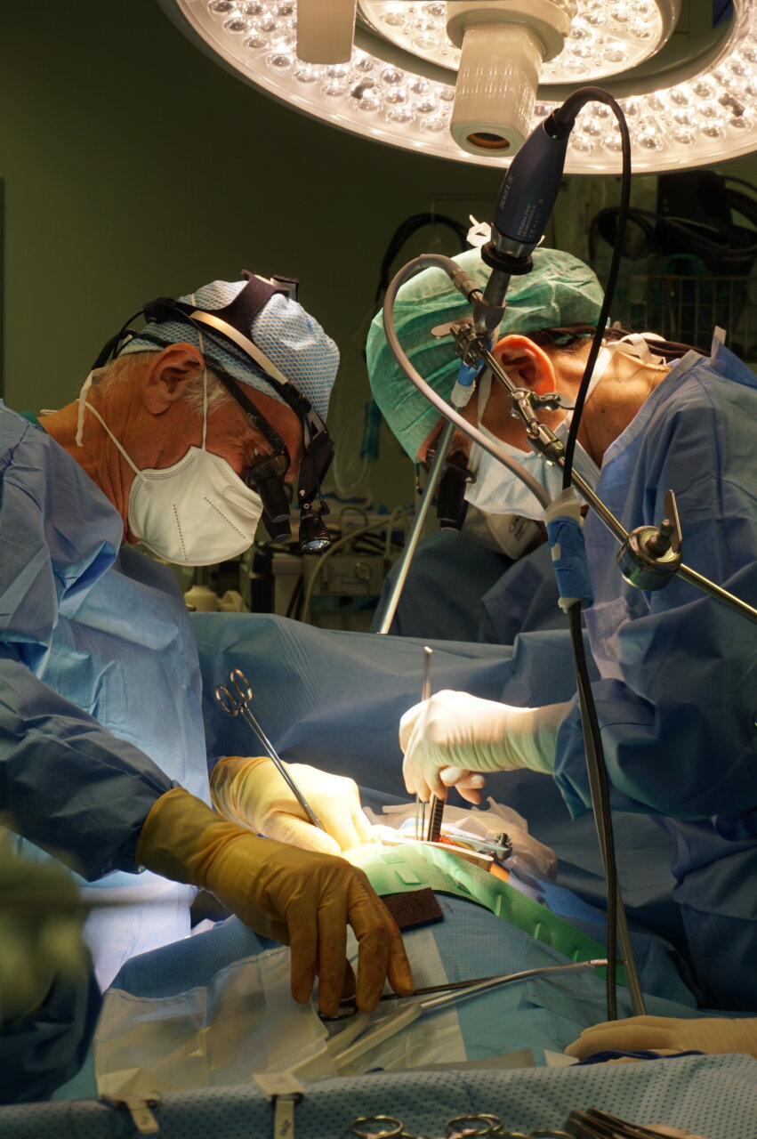 I chirurghi Michele Colledan e Michela Guizzetti durante il trapianto sul bambino