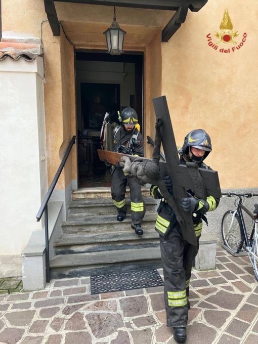 Rogo nella sagrestia della parrocchiale Sant’Agata di Martinengo, le foto dell’incendio