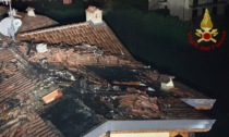 Le foto dell'incendio scoppiato a Palazzago: è andato a fuoco il tetto di una casa