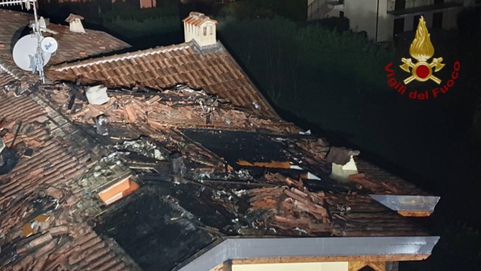 Le foto dell’incendio scoppiato a Palazzago: è andato a fuoco il tetto di una casa