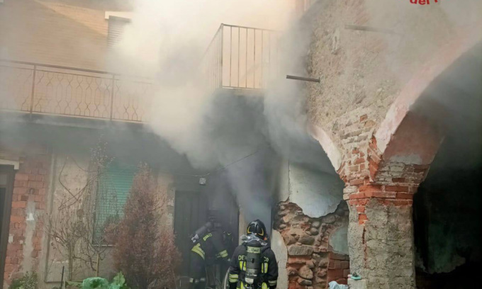 Incendio in mattinata, a fuoco un magazzino a Solza