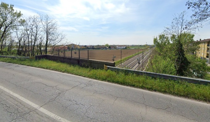 Vuole buttarsi dal cavalcavia di Treviglio, giovane salvata dalla polizia locale