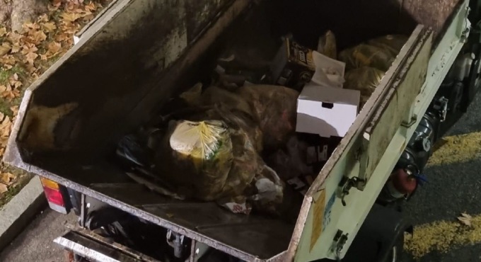 «Gli addetti ritirano tutti i rifiuti del kebab di via Mozart, che non fa la differenziata»