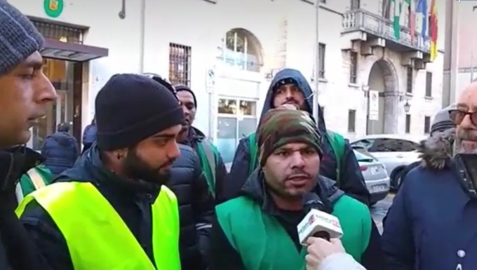 I facchini della logistica protestano davanti alla Provincia: «Nella Bassa è il far west»
