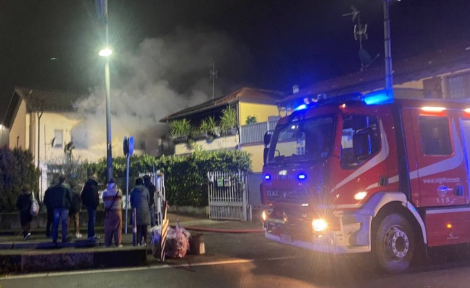 Fiamme in una palazzina di Romano, due famiglie rimaste senza casa