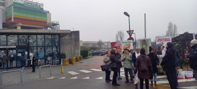 Presidio anti-abortista davanti all’ospedale di Treviglio